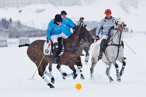 雪ポロドリブル - championship polo snow st moritz ストックフォトと画像