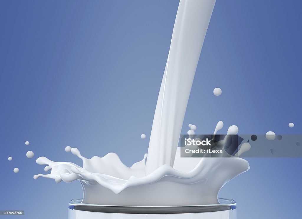 Verser le lait dans le verre - Photo de Lait libre de droits