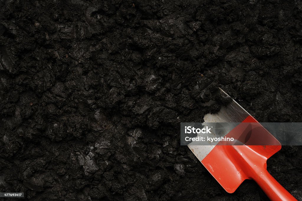 ブラック Humus シャベルと土壌 - 園芸用品のロイヤリティフリーストックフォト