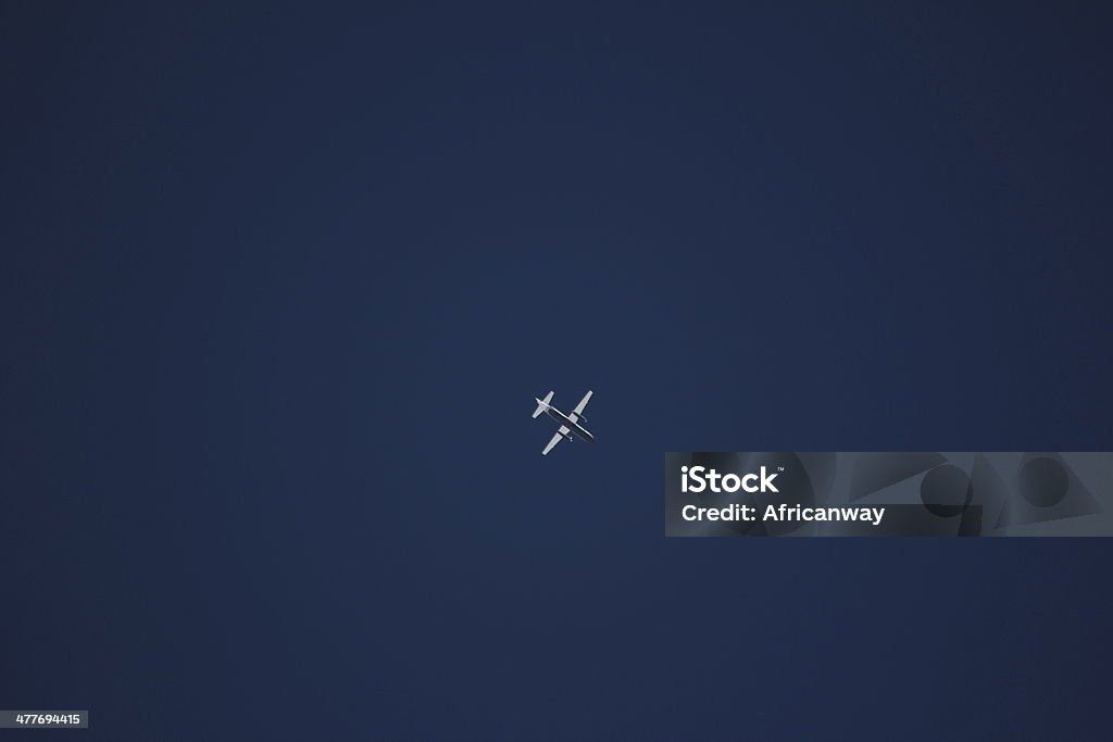 Aereo nel cielo blu chiaro - Foto stock royalty-free di Aereo di linea
