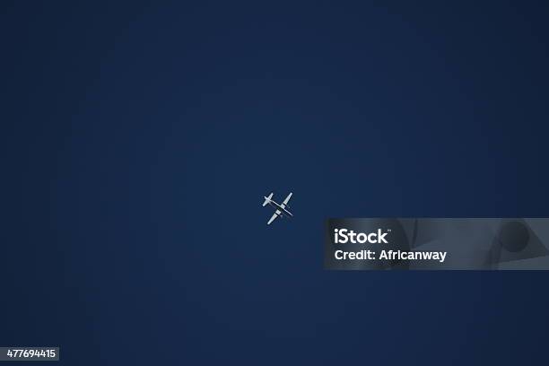 Aereo Nel Cielo Blu Chiaro - Fotografie stock e altre immagini di Aereo di linea - Aereo di linea, Aeroplano, Cielo