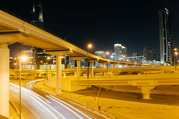 rua à noite, auto-estrada, raios de luz, arranha-céus, dubai - clear sky sky multiple lane highway street - fotografias e filmes do acervo