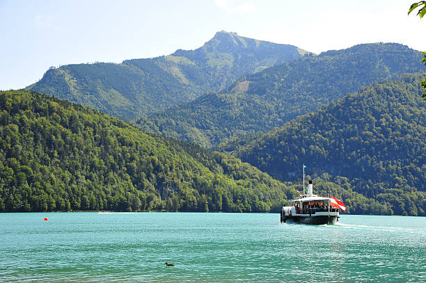 boot auf wolfgang lake, österreich - lake amadeus stock-fotos und bilder
