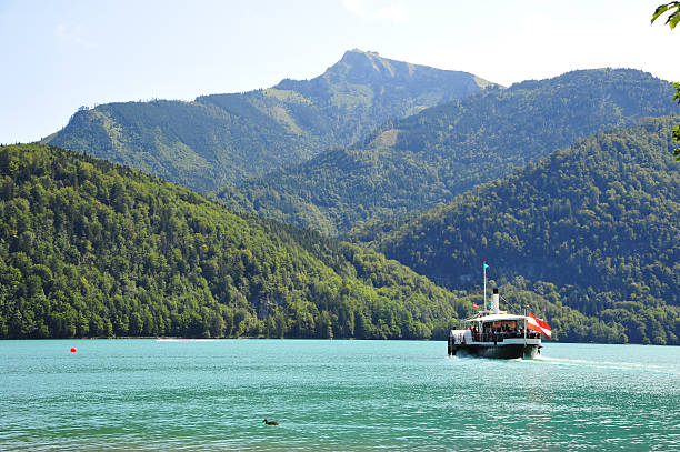 wolfgang barca sul lago, austria - lake amadeus foto e immagini stock