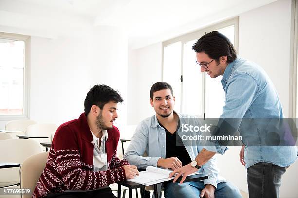 Die Gruppenunterricht Stockfoto und mehr Bilder von 18-19 Jahre - 18-19 Jahre, Akademisches Lernen, Bildung