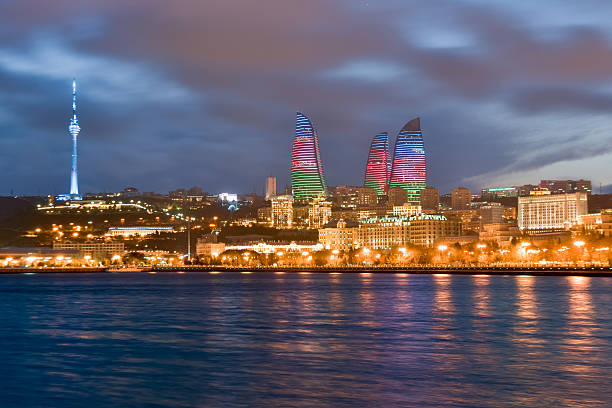 panorama des seaside boulevard in baku aserbaidschan - baku stock-fotos und bilder