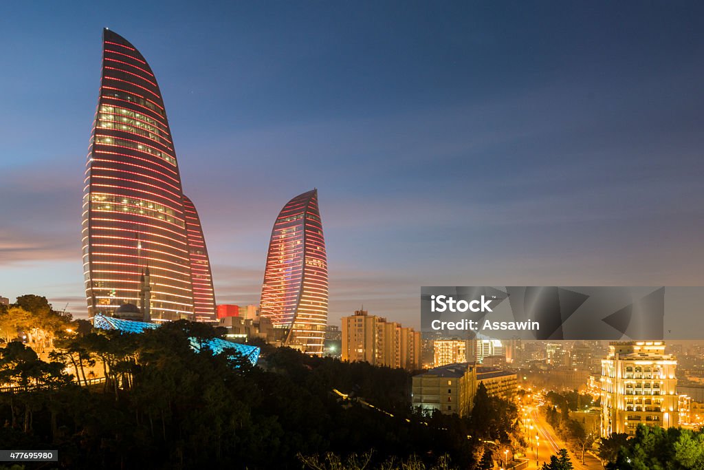 Flame Towers em 3 de fevereiro de no Azerbaijão - Foto de stock de Baku royalty-free