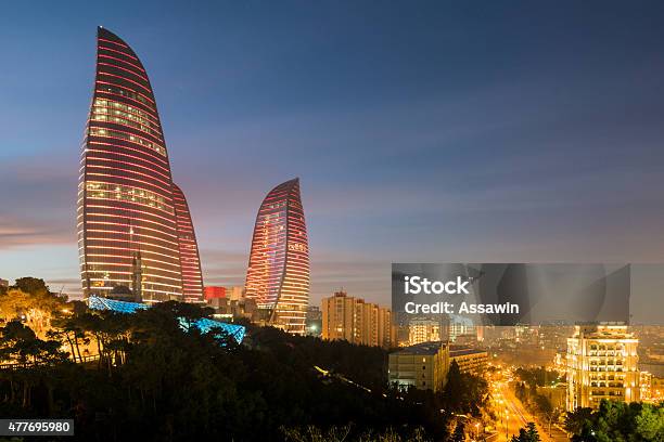 Foto de Flame Towers Em 3 De Fevereiro De No Azerbaijão e mais fotos de stock de Baku - Baku, Silhueta urbana, Chama