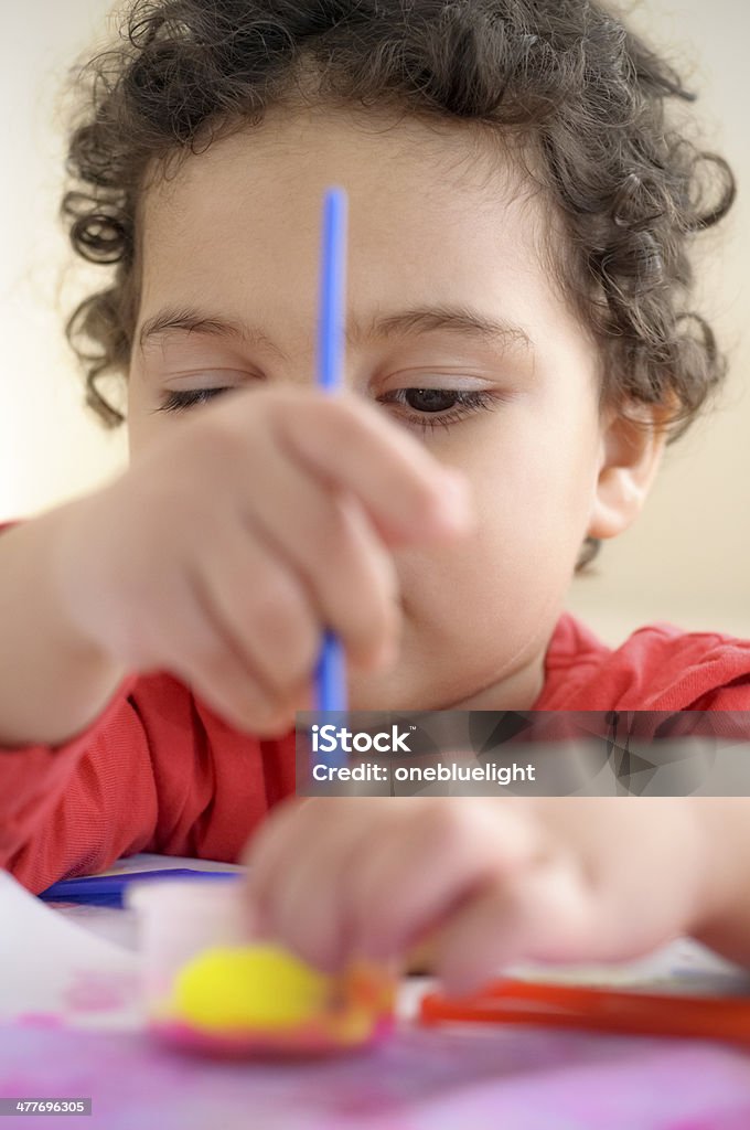 PERSONAS: Niño (de 2 a 3) se jugando con pintura. - Foto de stock de 18-23 meses libre de derechos