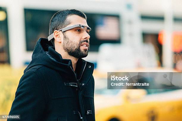 Google Glass De Nueva York Foto de stock y más banco de imágenes de Gafas inteligentes - Gafas inteligentes, Hombres jóvenes, Relajación