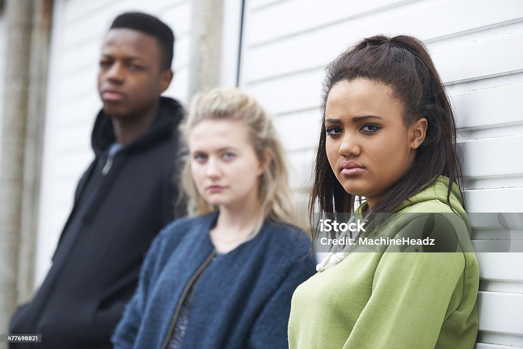 Группа подростков в городской среде - Стоковые фото Грусть роялти-фри
