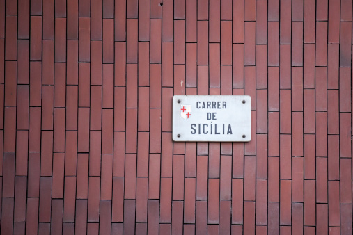 Career de Sicilia Street name on the wall.