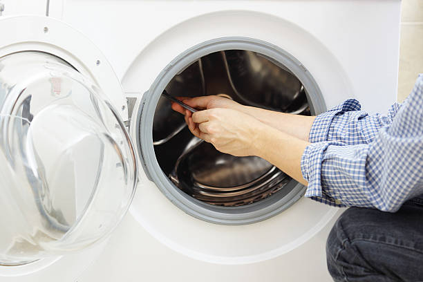 handyman naprawiać pralki - repairing appliance clothes washer repairman zdjęcia i obrazy z banku zdjęć