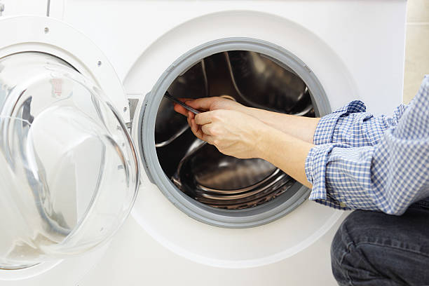 handyman ремонтировать стиральная машина - repairing appliance clothes washer repairman стоковые фото и изображения