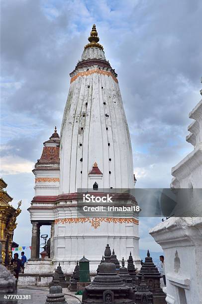 Nepal Escena Los Turistas Caminando En Swayambhunath Temple Complex Foto de stock y más banco de imágenes de Antigüedades