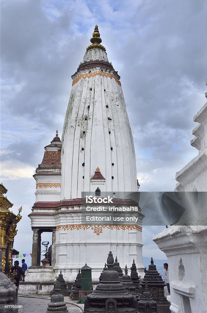 Népal scène: Touristes marcher de Swayambhunath temple complex - Photo de Architecture libre de droits