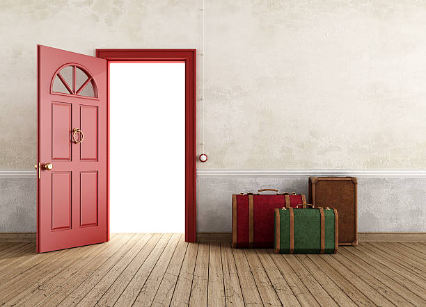 винтаж пустой интерьер с сумки для путешествий - front door door red red door стоковые ф�ото и изображения