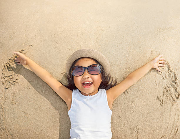 diversión en la playa - baby cute laughing human face fotografías e imágenes de stock