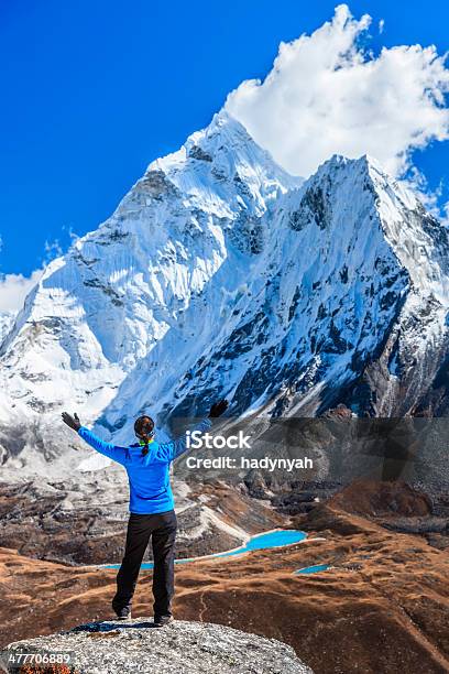 Foto de Mulher Alegre Seus Braços Em Vitória Parque Nacional Do Monte Everest e mais fotos de stock de 20-24 Anos