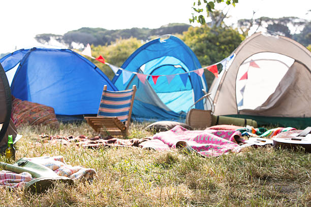 leere campingplatz im music festival - campingplatz stock-fotos und bilder