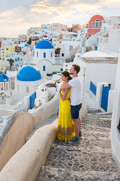 glückliche momente insel santorin. - travel locations cyclades islands santorini vertical stock-fotos und bilder