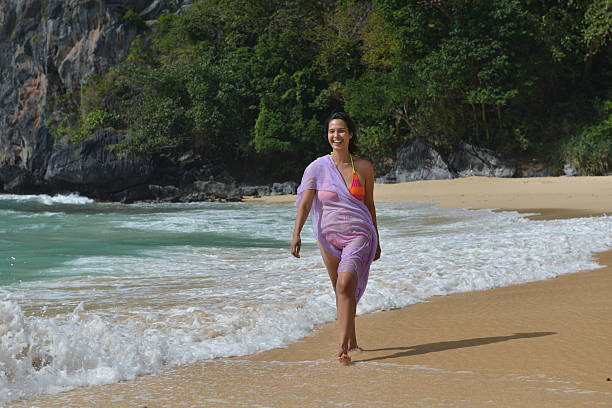 mode prise de vue d'un philippina sur la plage exotique - people traveling elegance philippines palawan photos et images de collection