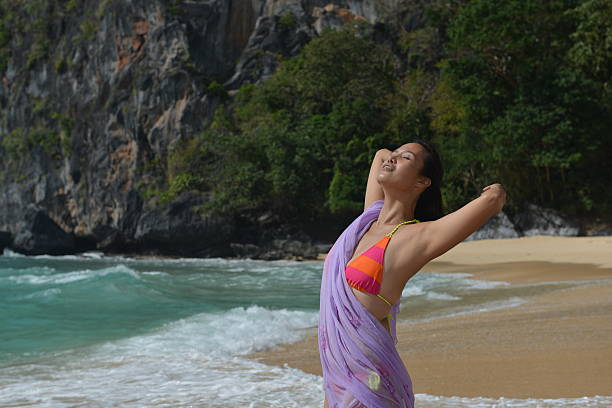 mode prise de vue d'un philippina sur la plage exotique - people traveling elegance philippines palawan photos et images de collection