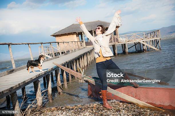 Giovane Donna Allaperto Con Il Suo Cane Celebrando O Worshiping Dio - Fotografie stock e altre immagini di Cane