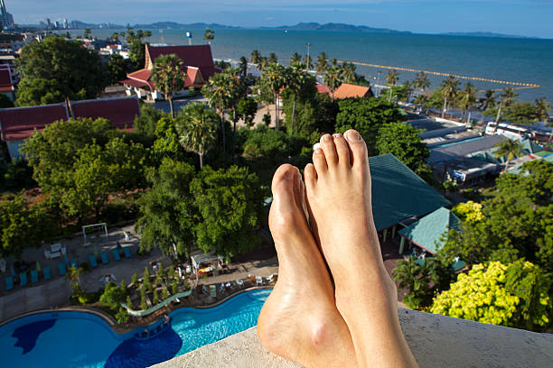 vacanza vista a piedi - balcony human foot men relaxation foto e immagini stock