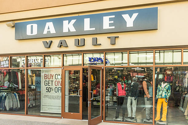 oakley vault magasin - oakley photos et images de collection