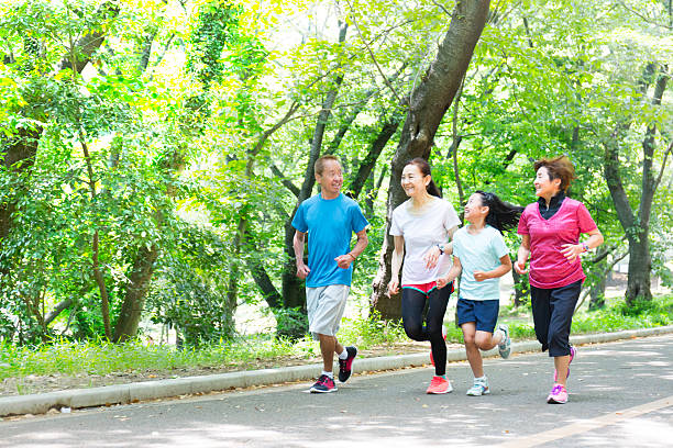 familia activa sanos - family sport exercising jogging fotografías e imágenes de stock