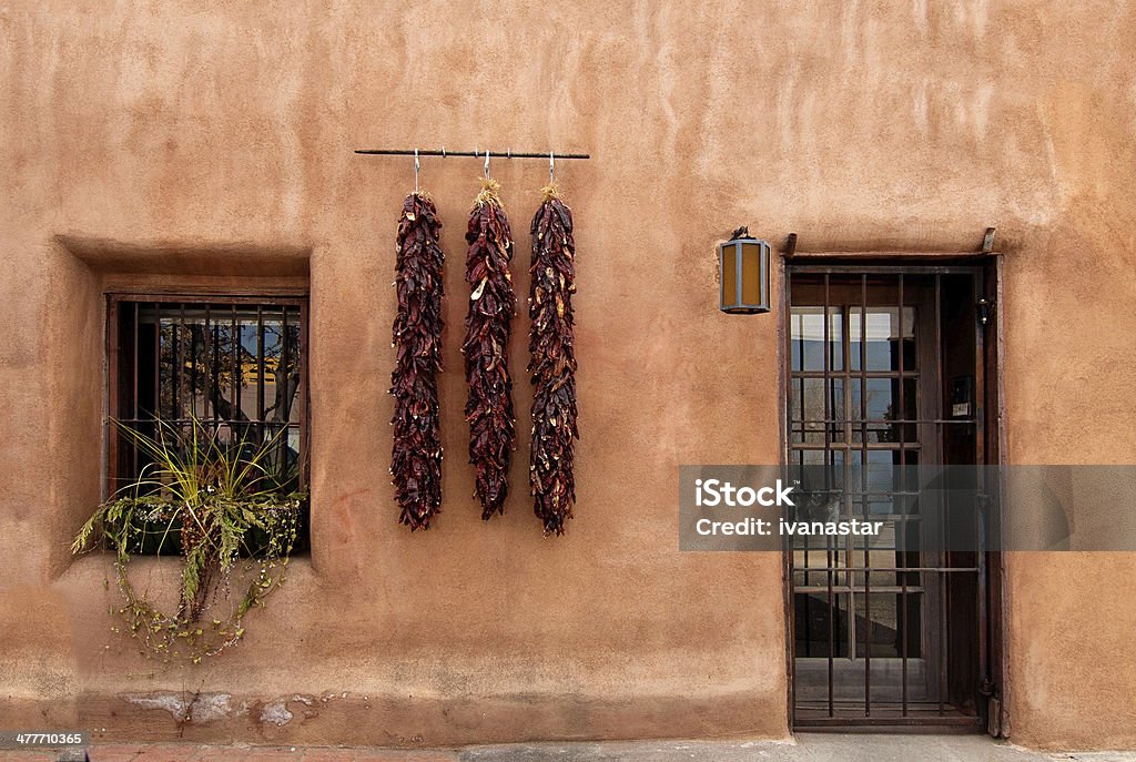 Santa Fe di Adobe in stile casa e Chili Peppers - Foto stock royalty-free di Albuquerque