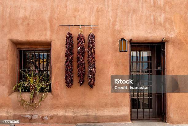 Stary Santa Fe Styl Adobe Dom I Chili Peppers - zdjęcia stockowe i więcej obrazów Albuquerque - Stan Nowy Meksyk - Albuquerque - Stan Nowy Meksyk, Dom - Budowla mieszkaniowa, Okno