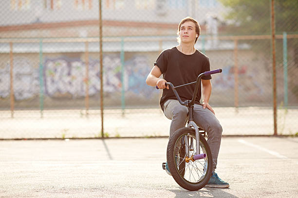 bmx rider - bmx cycling sport teenagers only teenager fotografías e imágenes de stock