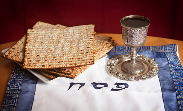 過ぎ越しの祭り - passover seder matzo table ストックフォトと画像
