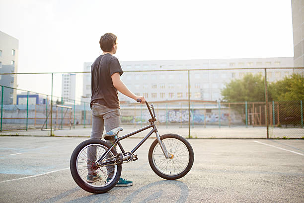 bmxer contemplating - bmx cycling sport teenagers only teenager imagens e fotografias de stock