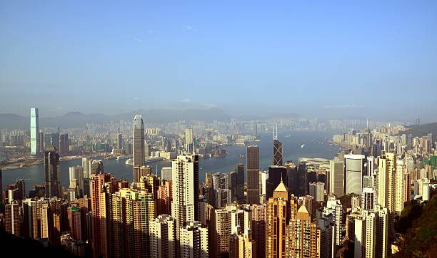 paesaggio urbano di hong kong dal picco di victoria - admiralty bay foto e immagini stock