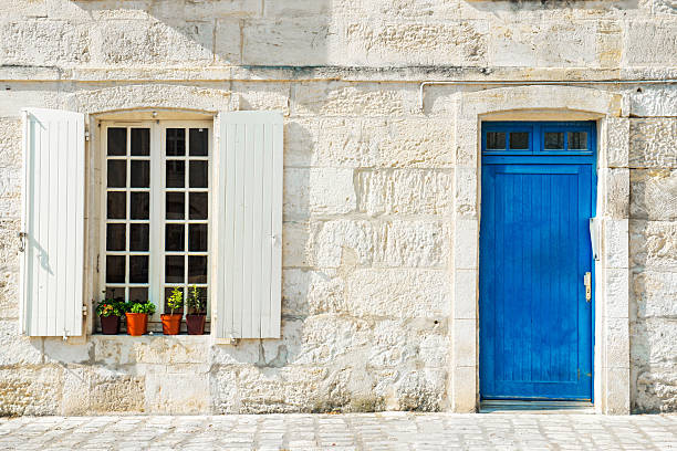 typowe prowansalski dom z białe ściany niebieskie drzwi i - door front door house blue zdjęcia i obrazy z banku zdjęć