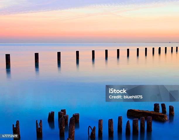 Apacible Lago Al Atardecer Foto de stock y más banco de imágenes de Agua - Agua, Aire libre, Anochecer