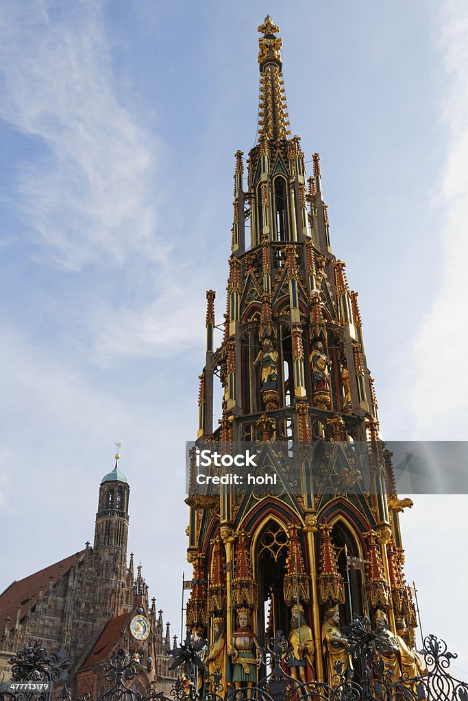 schoener Brunnen a Norimberga-gotico - Foto stock royalty-free di Chiesa di Nostra Signora - Norimberga