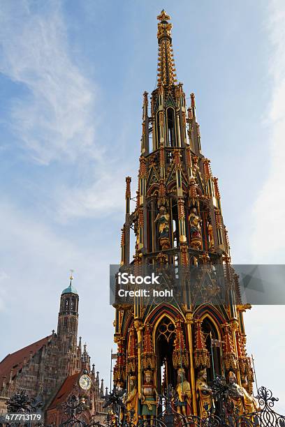 Schoener Brunnen A Norimbergagotico - Fotografie stock e altre immagini di Chiesa di Nostra Signora - Norimberga - Chiesa di Nostra Signora - Norimberga, Norimberga, Ambientazione esterna