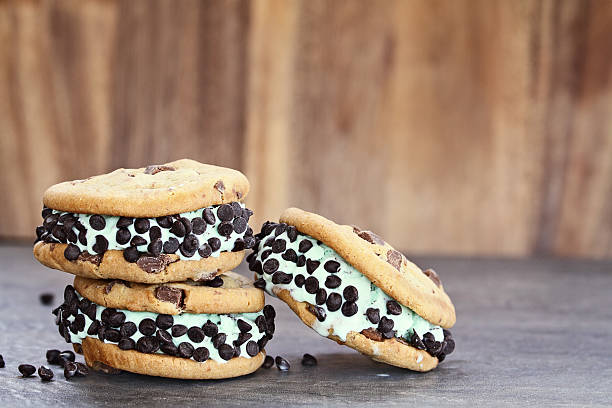 3 초콜릿 칩 쿠키를 민트 아이스크림 샌드위치 - ice cream sandwich 뉴스 사진 이미지
