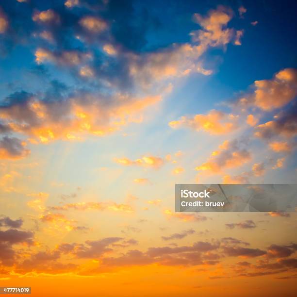 Amarillo Y Azul Cielo Con Luz Del Sol Desde El Amanecer Foto de stock y más banco de imágenes de Aire libre