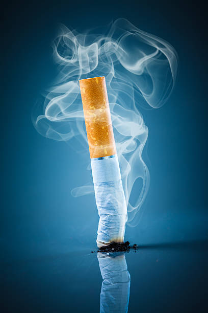 guimba de cigarro-para não-fumantes. - photo realism fotos - fotografias e filmes do acervo