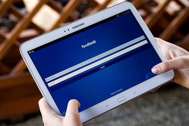 facebook para samsung galaxy tab 3 - android telephone samsung galaxy note pad fotografías e imágenes de stock