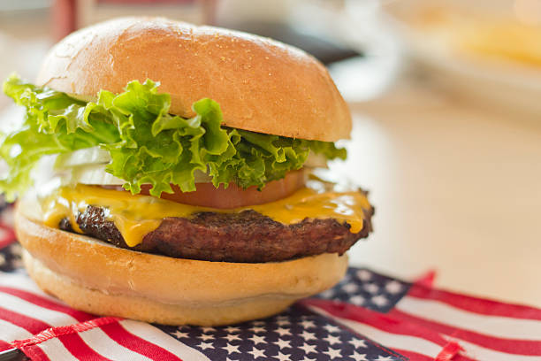 drapeau américain cheeseburger - americanized photos et images de collection