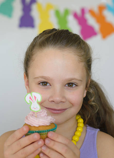 niedliche kleine mädchen mit cupcake - child portrait fine art portrait multi colored stock-fotos und bilder