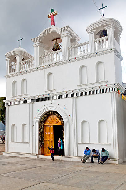 l'église iglesia de san lorenzo de zinacantan, mexique - oprah winfrey network photos et images de collection