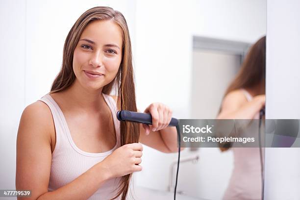 Obter O Look Justo - Fotografias de stock e mais imagens de Esticador de Cabelo - Esticador de Cabelo, Cabelo Humano, 20-24 Anos