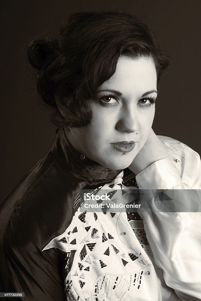 B & W Porträt von Mitte Erwachsene Frau nachschlagen auf Kamera. - Lizenzfrei 1940-1949 Stock-Foto